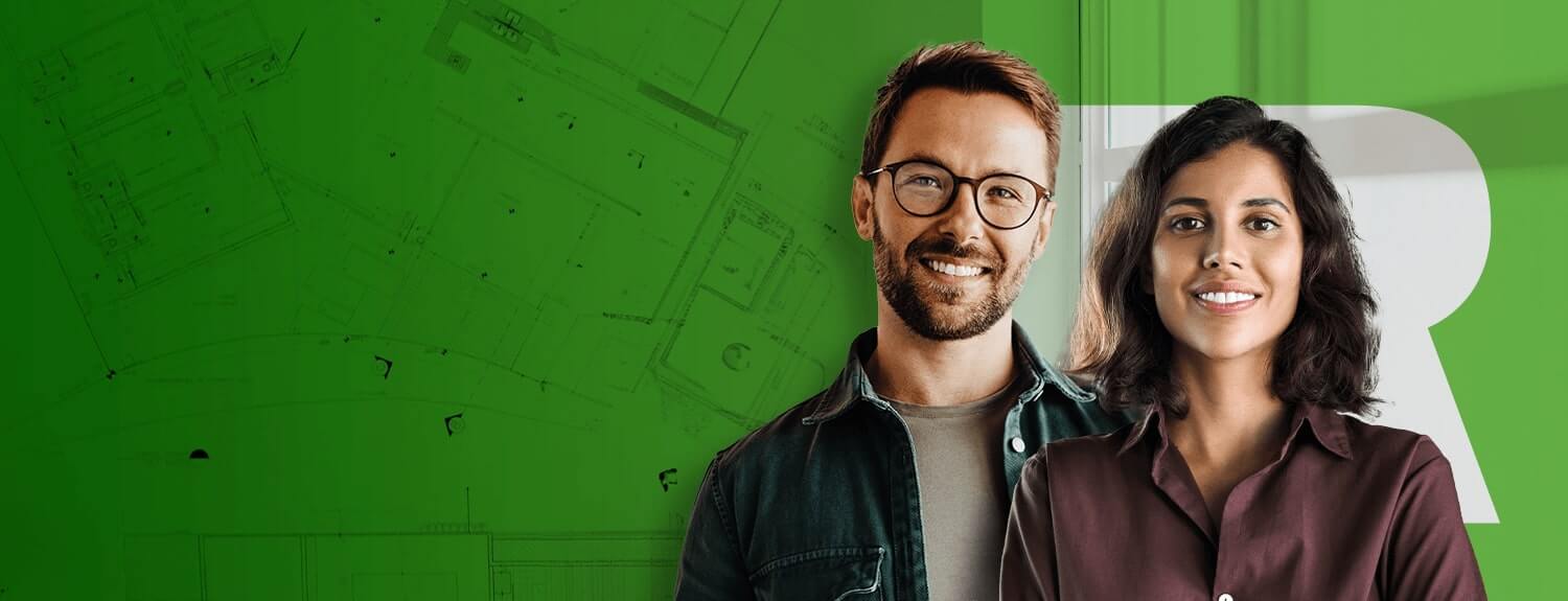 Zwei lächelnde Mitarbeiter vor einem grünen Hintergrund mit Bauplänen und dem Schriftzug "GEMEINSAM AUF ERFOLG BAUEN".