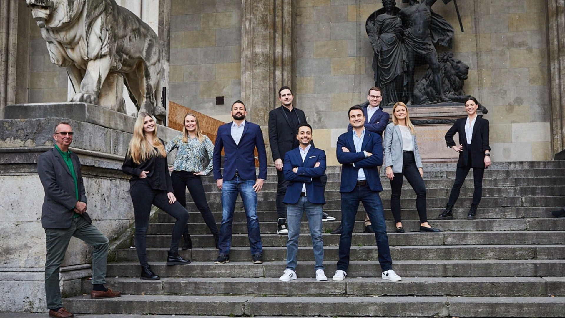 Das Team der ROCKSOLID Personalvermittlung zusammen auf einer Treppe