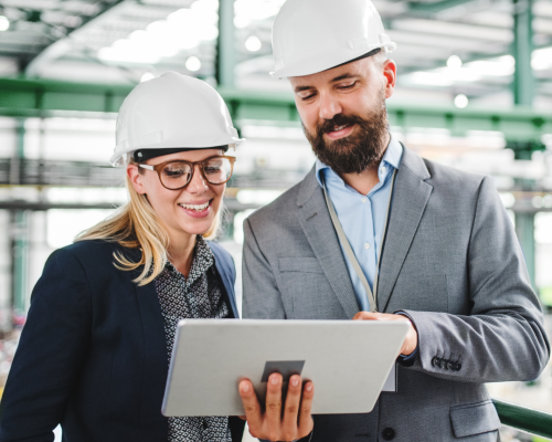 Zwei Ingenieure besprechen ein Projekt