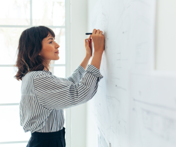 Fachplaner TGA be Eine Fachplanerin TGA arbeitet an der Planung des Gebäude