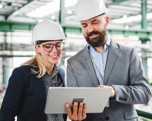 Zwei Ingenieure besprechen ein Projekt
