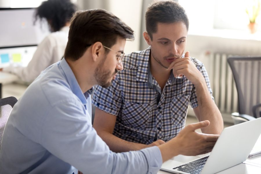 zwei TGA-Fachplaner besprechen Fragen zur Personalvermittlung